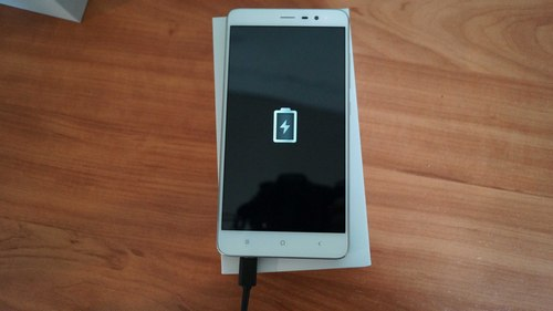Первая подзарядка смартфона Xiaomi Выполнение первой подзарядки смартфона Xiaomi
