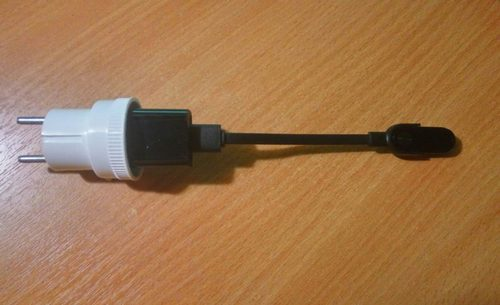 Конструкция для подзарядки браслета Xiaomi Mi Band через сеть Подзарядка браслета Xiaomi Mi Band от сети